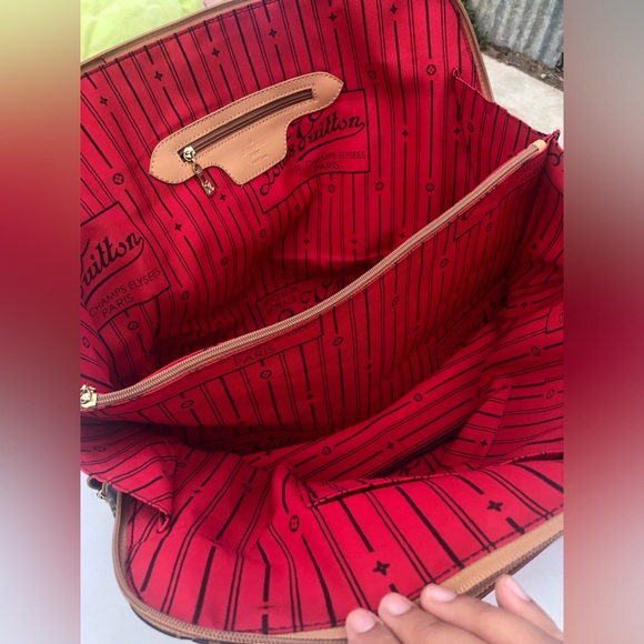 Louis Vuitton Traveling Bag - Picture 8 of 14